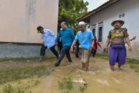 Gubernur NTB, Lalu Muhamad Iqbal saat meninjau lokasi bencana.