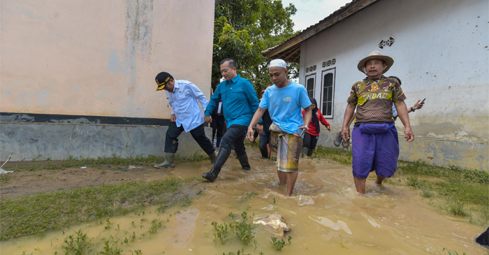 Gubernur NTB, Lalu Muhamad Iqbal saat meninjau lokasi bencana.