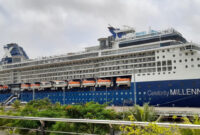 Kapal pesiar mewah Celebrity Millennium saat sandar di Pelabuhan Gili Mas, Rabu *14/1/2026).