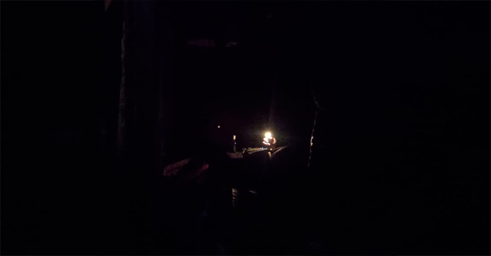 Suasana gelap gulita di Desa Sembung, Kecamatan Narmada, Kabupaten Lombok Barat, akibat listrik padam selama 12 jam. 
