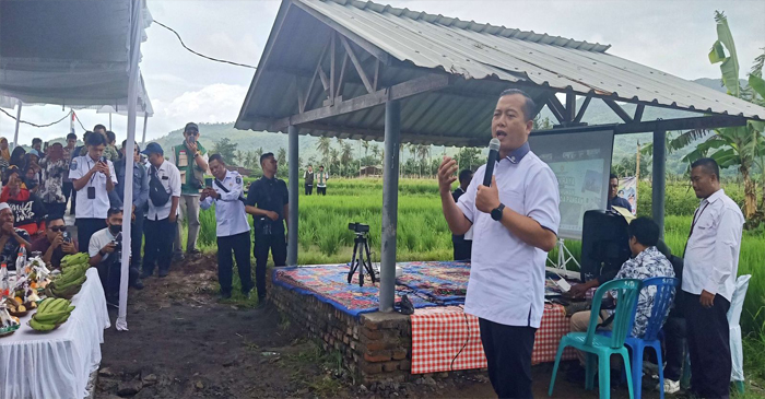 Gubernur NTB, Lalu Muhamad Iqbal saat memberikan sambutan pada acara panen raya, di Gapoktan Berkah Subur, Dusun Sambik Rantik, Desa Banyu Urip, Kecamatan Gerung, Lombok Barat, Rabu (7/1/2026), 