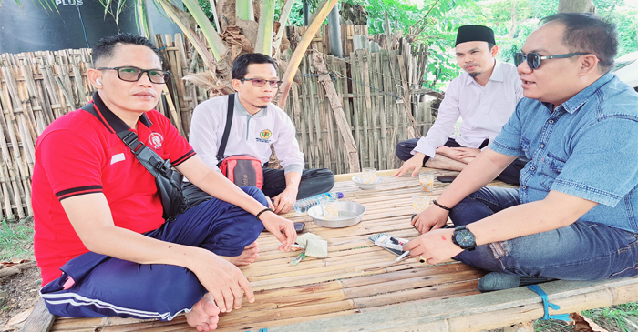 Panitia penyelenggara Deklarasi HIMAPALA saat survei lokasi kegiatan di Tampah Bolek–Kaliantan, Desa Seriwe, Kecamatan Jerowaru, Kabupaten Lombok Timur, pada Rabu (14/1/2026).