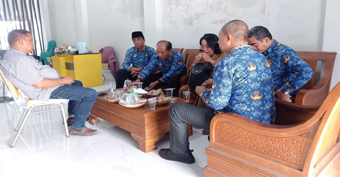 Suasana kunjungan silaturrahmi Kesbangpoldagri Kabupaten Lobar di Kantor Sekretariat DPD Partai Golkar Kabupaten Lobar, yang diterima langsung oleh Sekretaris DPD Partai Golkar Kabupaten Lobar, Adi Subardi, pada Senin (19/1/2026).