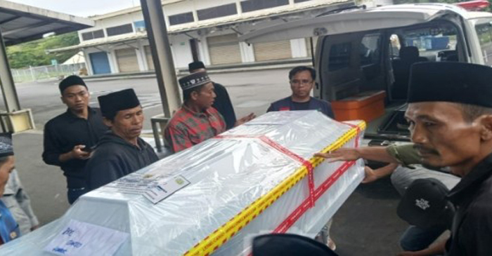 Jenazah seorang warga Sasak asal Kabupaten Lombok Tengah (Loteng) yang meninggal dunia di Kabupaten Merauke, Provinsi Papua Selatan, saat dipulangkan ke Lombok.