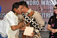 Bupati Lotim, H Haerul Warisin (kiri) cipika-cipiki dengan Kajari Lotim yang lama, Hendro Wasisto (kanan).