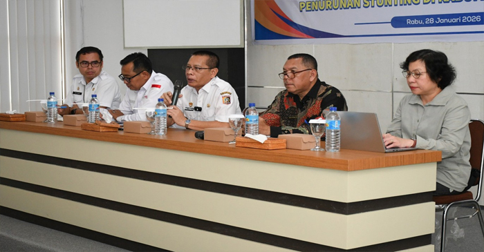 Wabup Lotim, HM Edwin Hadiwijaya (tengah) saat membuka kegiatan pendampingan analisis situasi dalam aksi konvergensi pencegahan dan percepatan penurunan stunting di Kabupaten Lotim, di Ruang Rapat Bappeda Lotim, Rabu (28/1/2026).