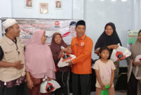 Anggota DPR RI dari Fraksi PKS, Abdul Hadi saat menyerahkan sembako kepada keluarga yang terdampak banjir di Desa Perampuan dan Desa Karang Bongkot, Kecamatan Labuapi, Kabupaten Lombok Barat (Lobar), Kamis (26/2/2026).