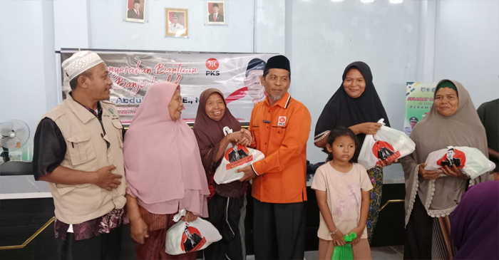 Anggota DPR RI dari Fraksi PKS, Abdul Hadi saat menyerahkan sembako kepada keluarga yang terdampak banjir di Desa Perampuan dan Desa Karang Bongkot, Kecamatan Labuapi, Kabupaten Lombok Barat (Lobar), Kamis (26/2/2026).