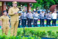 Gubernur NTB, Lalu Muhamad Iqbal saat bertindak sebagai inspektur upacara dalam Apel Siaga Kamtibmas di Lapangan Baradaksa Mapolda NTB, Senin (23/2/2026).