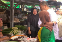 Gubernur NTB, Lalu Muhamad Iqbal, saat turun langsung memantau kondisi harga bahan pokok, di Pasar Tanjung, Lombok Utara, pada Rabu (25/2/2026).
