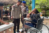 Anggota Ditpolairud Polda NTB saat menyerahkan bantuan kursi roda kepada warga pesisir di Dusun Batu Kijuk, Desa Tawun, Kecamatan Sekotong, Kabupaten Lombok Barat (Lobar).