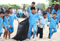 Para pelajar saat ikut bersih-bersih pantai di Pantai Tanjung Aan, Lombok Tengah.