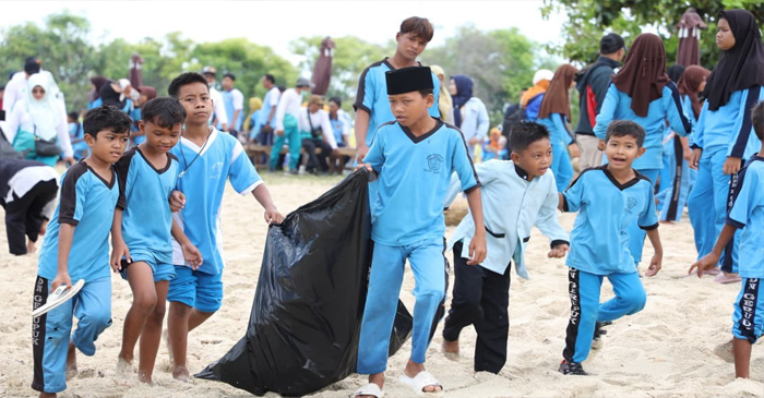 Para pelajar saat ikut bersih-bersih pantai di Pantai Tanjung Aan, Lombok Tengah.
