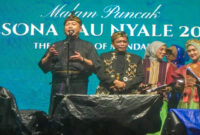 Gubernur NTB, Lalu Muhamad Iqbal didampingi Bupati Loteng, HL Pathul Bahri, saat memberikan sambutan pada gelaran The Legend of Mandalika di Pantai Seger, Kabupaten Lombok Tengah, Sabtu malam (7/2/2026).
