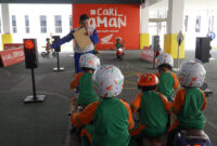 Instruktur Safety Riding Astra Motor saat memberikan edukasi keselamatan berkendara kepada anak-anak balita.