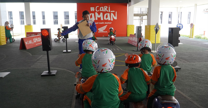Instruktur Safety Riding Astra Motor saat memberikan edukasi keselamatan berkendara kepada anak-anak balita.
