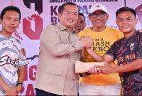 Gubernur NTB, Lalu Muhamad Iqbal saat memberikan apresiasi kepada PS Daygun.