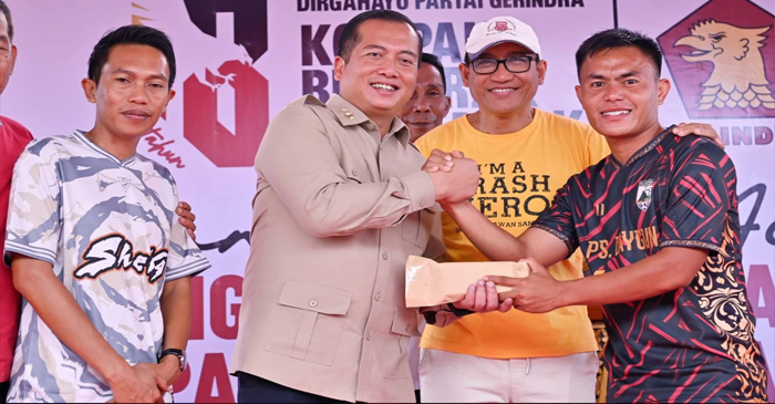 Gubernur NTB, Lalu Muhamad Iqbal saat memberikan apresiasi kepada PS Daygun.