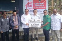 Suasana penyerahan dana pembinaan dari Bank Mandiri di KDKMP Syariah Semoyang, Kecamatan Praya Timur, Kabupaten Loteng, pada Kamis (5/2/2026).