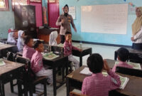 Anggota Subdit Bintibsos Direktorat Binmas Polda NTB saat mengedukasi siswa SDN 37 Dasan Agung Baru, Kota Mataram, tentang bahaya bullying, narkoba, dan kenakalan remaja, pada Rabu (18/2/2026).
