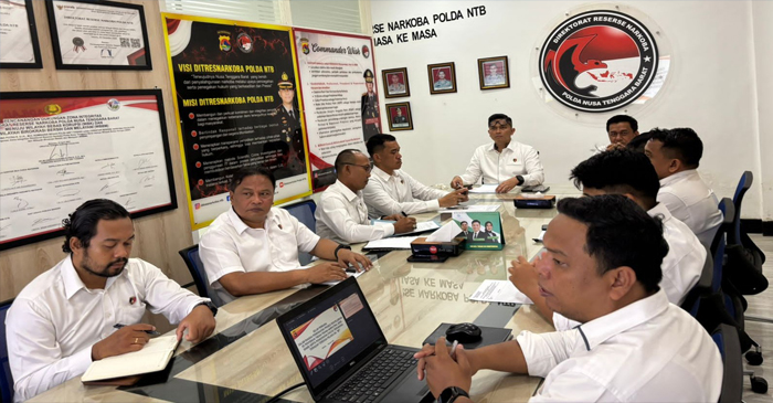 Suasana rapat internal dipimpin langsung Direktur Resnarkoba Polda NTB, yang dihadiri Kabagwasidik, Kabagbinops, para Kasubdit, serta tim penyidik Subdit II Ditresnarkoba.
