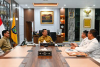 Gubernur NTB, Lalu Muhamad Iqbal saat menerima audiensi Kepala Balai TNGR, Budhy Kurniawan, bersama GM Geopark Rinjani, Qwadru P. Wicaksono, serta jajaran Dinas Lingkungan Hidup dan Kehutanan, di ruang kerjanya, pada Senin (23/2/2026).