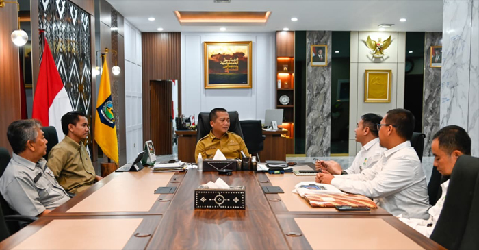 Gubernur NTB, Lalu Muhamad Iqbal saat menerima audiensi Kepala Balai TNGR, Budhy Kurniawan, bersama GM Geopark Rinjani, Qwadru P. Wicaksono, serta jajaran Dinas Lingkungan Hidup dan Kehutanan, di ruang kerjanya, pada Senin (23/2/2026).