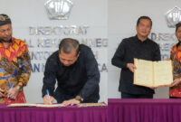 Gubernur NTB, Lalu Muhamad Iqbal saat menandatangani MoU dan PKS bersama Kepala Kanwil DJKN Bali Nusra, Sudarsono.