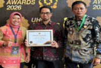 Bupati Loteng, HL Pathul Bahri (kanan) didampingi Kepala Dinas Kesehatan Kabupaten Loteng, Dr. H. Suardi, SKM., MPH (tengah) pose bersama usai menerima penghargaan UHC Awards 2026, di Ballroom JIEXPO Kemayoran, Jakarta Pusat, Selasa (27/1/2026).