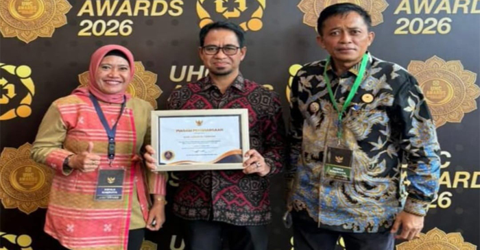 Bupati Loteng, HL Pathul Bahri (kanan) didampingi Kepala Dinas Kesehatan Kabupaten Loteng, Dr. H. Suardi, SKM., MPH (tengah) pose bersama usai menerima penghargaan UHC Awards 2026, di Ballroom JIEXPO Kemayoran, Jakarta Pusat, Selasa (27/1/2026).