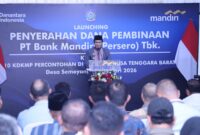 Wabup Loteng, HM Nursiah saat memberikan sambutan pada acara penyerahan dana pembinaan dari Bank Mandiri, di Desa Semoyang, Kamis (5/2/2026).  