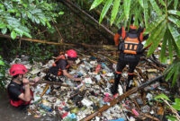 Tim SAR Gabungan saat melakukan pencarian terhadap anak 4 tahun yang hanyut di drainase Selong.