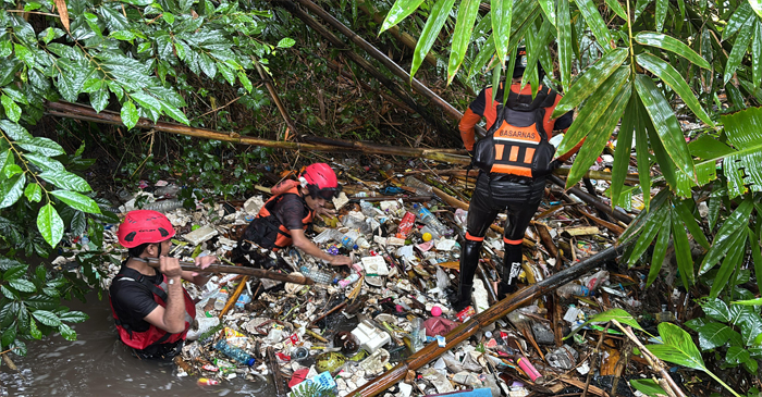 Tim SAR Gabungan saat melakukan pencarian terhadap anak 4 tahun yang hanyut di drainase Selong.
