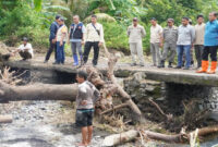 Gubernur NTB, Lalu Muhamad Iqbal, didampingi Kepala Pelaksana (Kalak) BPBD Provinsi NTB, Baznas NTB, dan Dinas Sosial. saat turun langsung meninjau lokasi banjir di Desa Obel-Obel, Kabupaten Lotim, pada Jumat (20/2/2026).