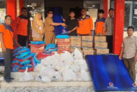Suasana penyaluran bantuan logistik kepada masyarakat terdampak banjir di Kabupaten Lotim, khususnya Kecamatan Jerowaru, pada Senin (2/2/2026).