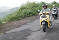 Para pengendara sepeda motor saat melintasi jalan menurun.