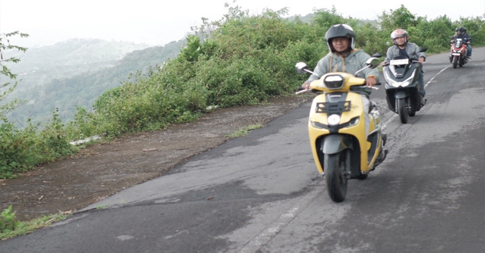 Para pengendara sepeda motor saat melintasi jalan menurun.