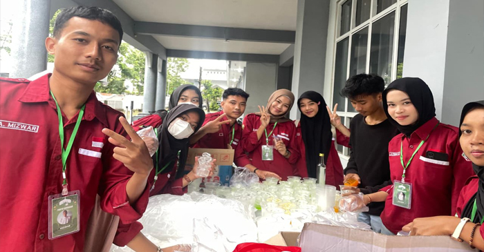 Mahasiswi BEM FIK UNW Mataram Turun Jalan Tebar Kebaikan Ramadan.