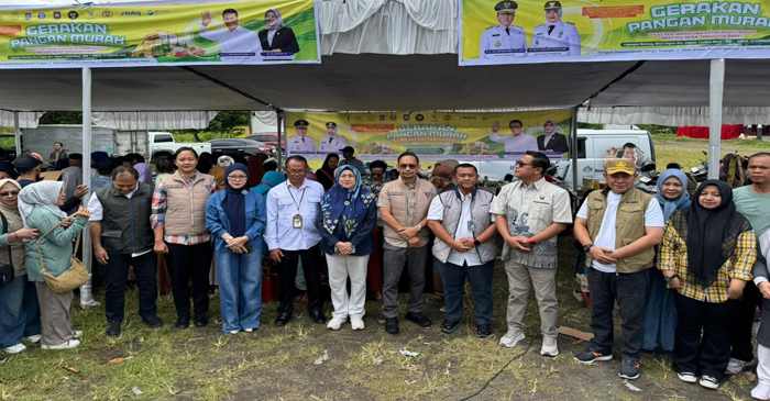 Suasana pose bersama di sela-sela kegiatan Gerakan Pangan Murah Serentak Nasional yang digelar di Lapangan Banteng, Kecamatan Lingsar, Kabupaten Lobar, pada Jumat (13/2/2026).