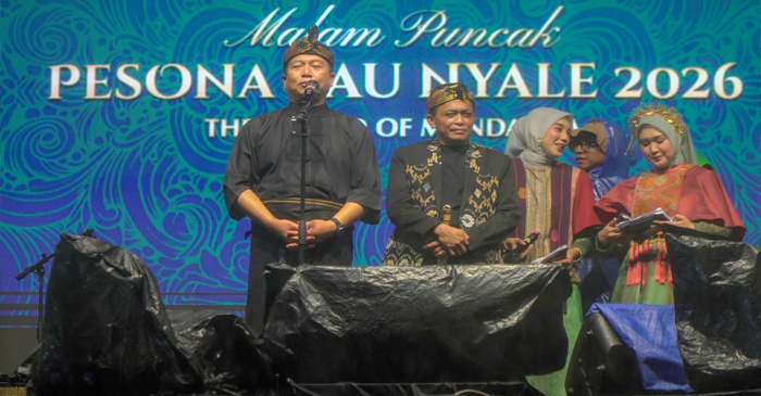 Gubernur NTB, Lalu Muhamad Iqbal didampingi Bupati Loteng, HL Pathul Bahri, saat memberikan sambutan pada gelaran The Legend of Mandalika di Pantai Seger, Kabupaten Lombok Tengah, Sabtu malam (7/2/2026).