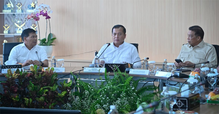 Gubernur NTB, Lalu Muhamad Iqbal (tengah) berama Plh Sekda NTB, HL Moh Faozal (kiri) dan  Deputi Bidang Pemantauan dan Pengawasan BGN, Letjen (Purn) Dadang Hendrayudha (kanan) dalam Rakor Program MBG, di Ruang Rapat Hajar Aswad Kantor Bank NTB Syariah, Jalan Udayana Kota Mataram, Rabu (4/2/2026).
