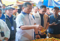 Gubernur NTB, Lalu Muhamad Iqbal saat turun langsung memantau harga kebutuhan pokok di Pasar Mandalika Bertais. 