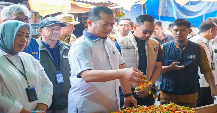 Gubernur NTB, Lalu Muhamad Iqbal saat turun langsung memantau harga kebutuhan pokok di Pasar Mandalika Bertais. 