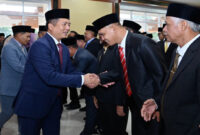 Gubernur NTB, Lalu Muhamad Iqbal didampingi Plh Sekda NTB, HL Moh. Faozal saat bersalaman untuk memberikan ucapan selamat kepada para pejabat eselon III dan IV yang baru saja dilantik.