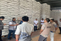 Dirreskrimsus Polda NTB, Kombes Pol FX Endriadi, S.IK., selaku Koordinator Satgas Saber Keamanan, Mutu dan Harga Pangan Provinsi NTB, saat memimpin pengecekan stok bahan pokok di gudang Perum Bulog Kantor Wilayah NTB, pada Jumat (13/02/2026).