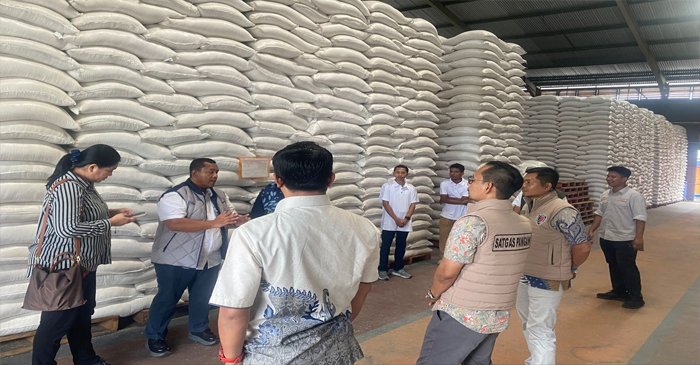 Dirreskrimsus Polda NTB, Kombes Pol FX Endriadi, S.IK., selaku Koordinator Satgas Saber Keamanan, Mutu dan Harga Pangan Provinsi NTB, saat memimpin pengecekan stok bahan pokok di gudang Perum Bulog Kantor Wilayah NTB, pada Jumat (13/02/2026).
