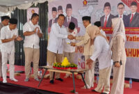 Ketua DPD Partai Gerindra Provinsi NTB, HL Pathul Bahri saat memberikan nasi tumpeng kepada Gubernur NTB, Lalu Muhamad Iqbal, di sela-sela acara HUT ke-18 Partai Gerindra di Kantor DPD Partai Gerindra NTB, Jumat (6/2/2026).