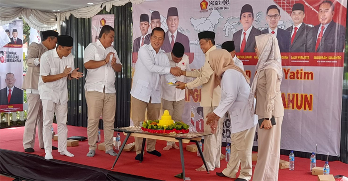 Ketua DPD Partai Gerindra Provinsi NTB, HL Pathul Bahri saat memberikan nasi tumpeng kepada Gubernur NTB, Lalu Muhamad Iqbal, di sela-sela acara HUT ke-18 Partai Gerindra di Kantor DPD Partai Gerindra NTB, Jumat (6/2/2026).