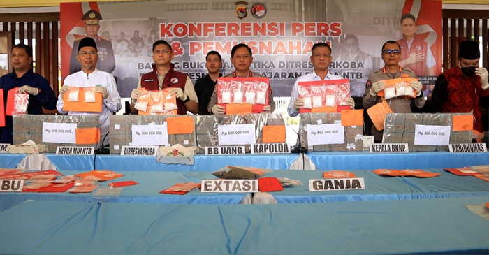 Suasana konferensi pers sekaligus pemusnahan barang bukti (BB) yang digelar di Tribun Bhara Daksa, Mapolda NTB, Kamis (26/2/2026),