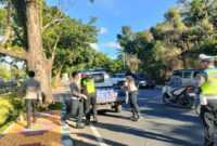 Petugas Unit Laka Lantas Polresta Mataram saat turun langsung ke lokasi untuk melakukan olah TKP, mengatur arus lalu lintas, serta mendata kendaraan yang terlibat dalam kecelakaan.